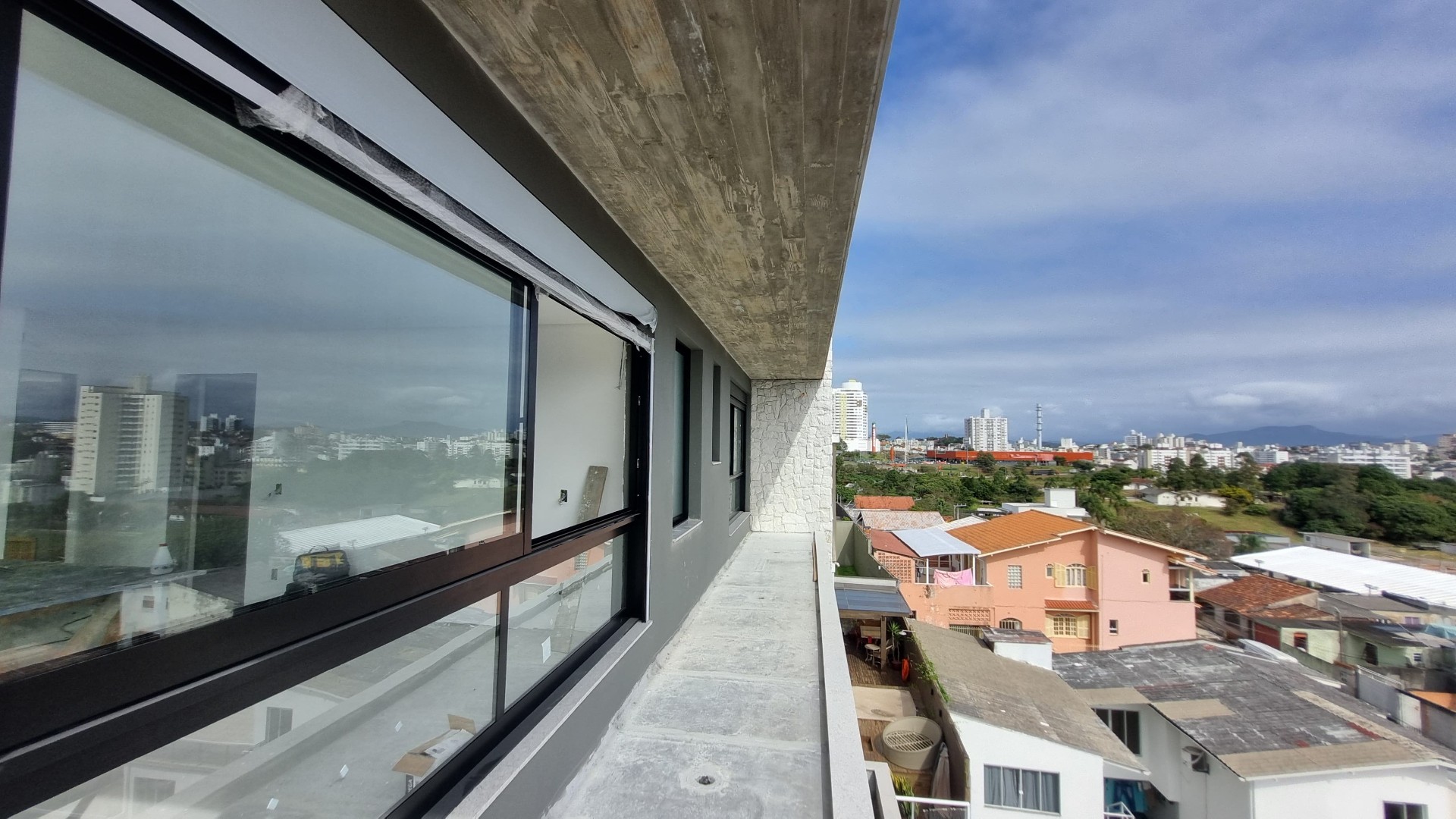 Vista Panorâmica 270° – Janelas de correr com vedação acústica e térmica de última geração.