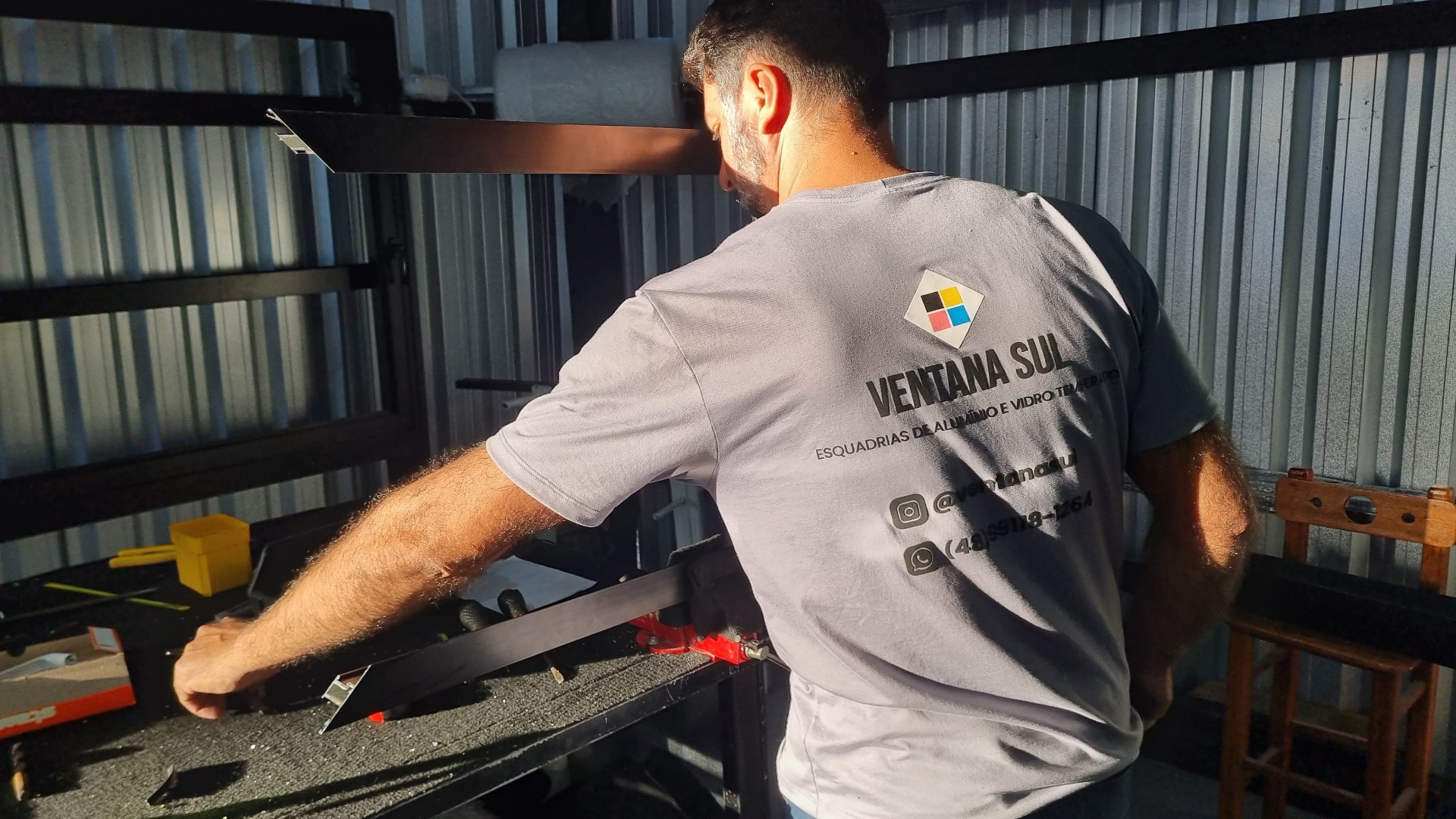 Equipe Ventana Sul produzindo esquadrias na oficina